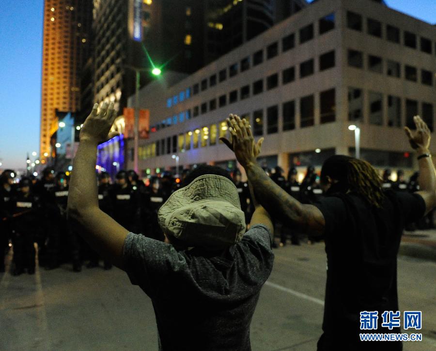 美克利夫兰抗议者面对警察举起双手