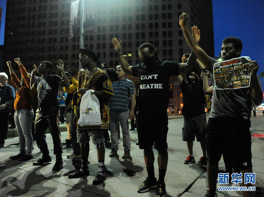 美克利夫兰抗议者面对警察举起双手