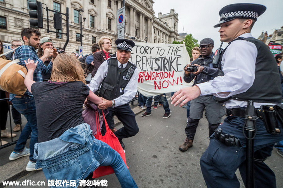 英国新一届议会开幕 民众示威抗议紧缩政策围堵议员
