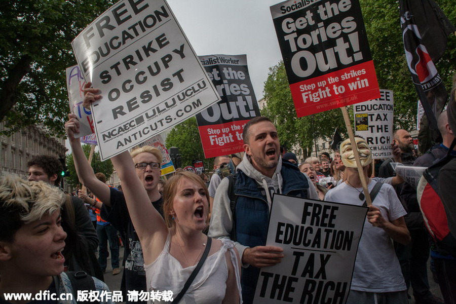英国新一届议会开幕 民众示威抗议紧缩政策围堵议员