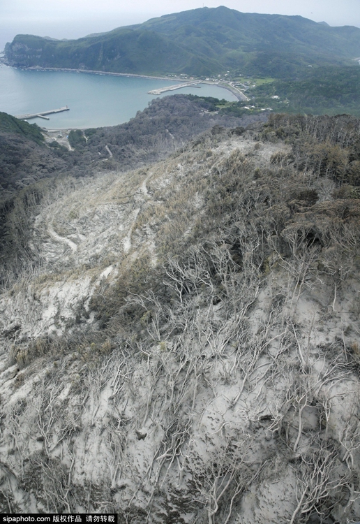 日本永良部岛火山喷发后 火山灰弥漫