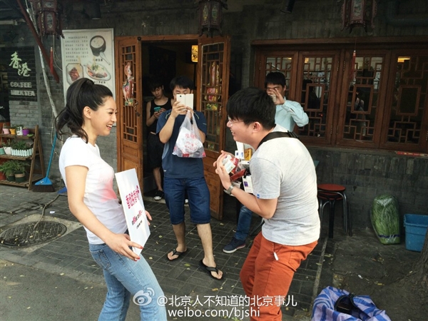 美女北京街头宣传禁烟:香烟换香吻