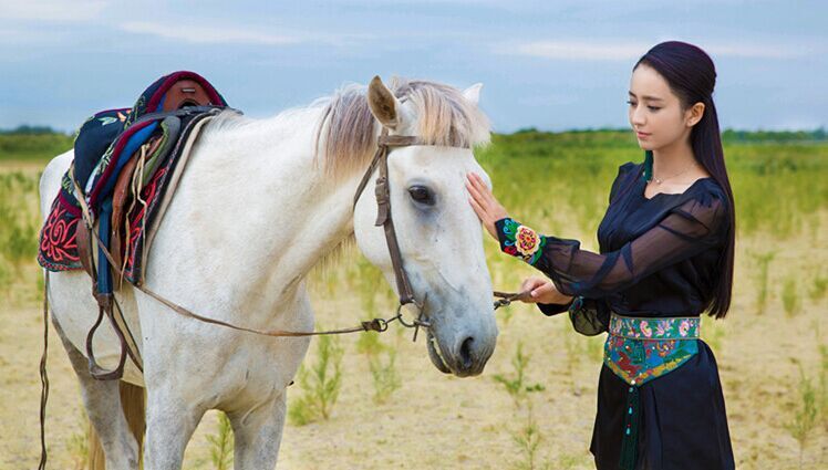 佟丽娅拍摄纪录片《我从新疆来》 力赞家乡美