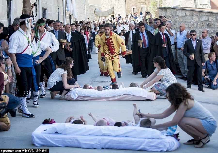 西班牙纪念基督圣体节:男子飞越婴儿驱魔