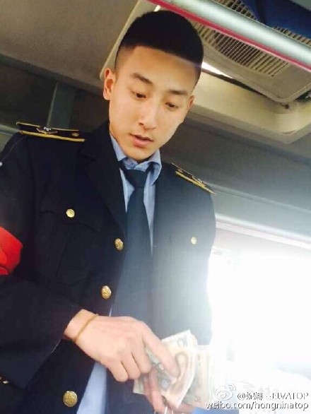 西安最帅售票员图片