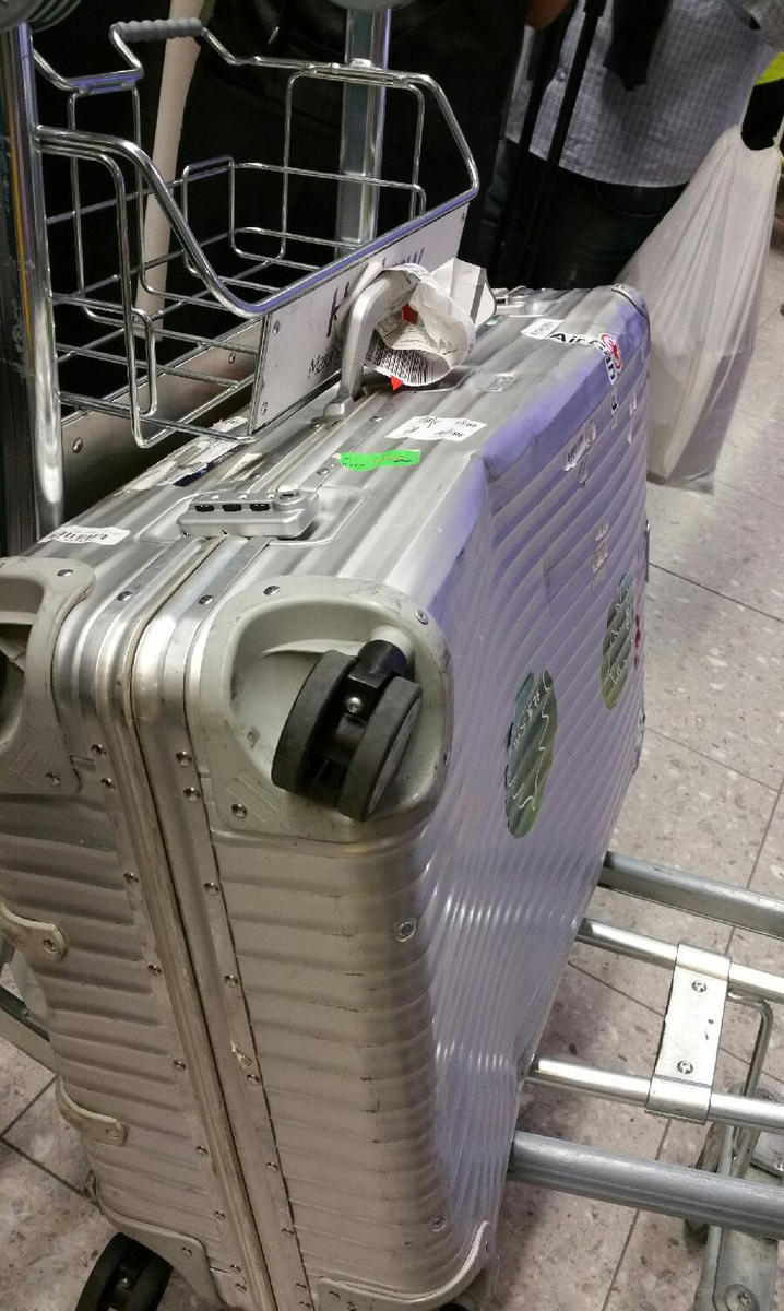 <em>女</em>主持<em>人</em>暴怒 旅行<em>箱</em>遭野蛮托运_社会_环球