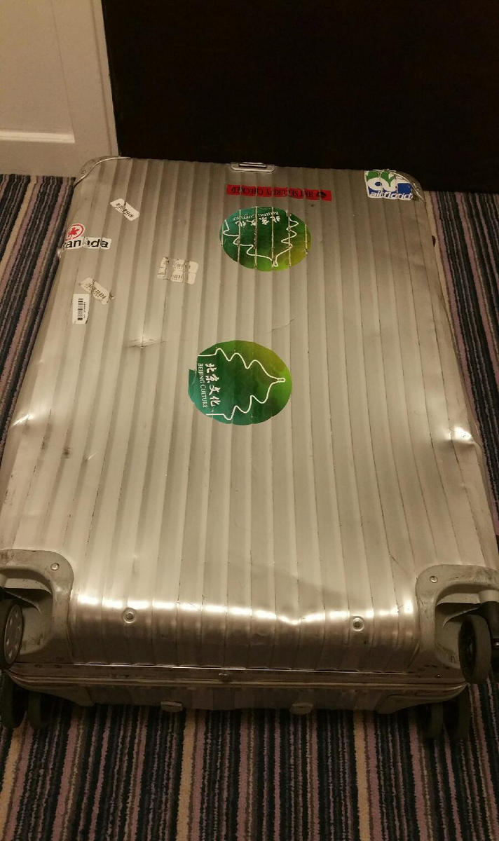 <em>女</em>主持<em>人</em>暴怒 旅行<em>箱</em>遭野蛮托运_社会_环球