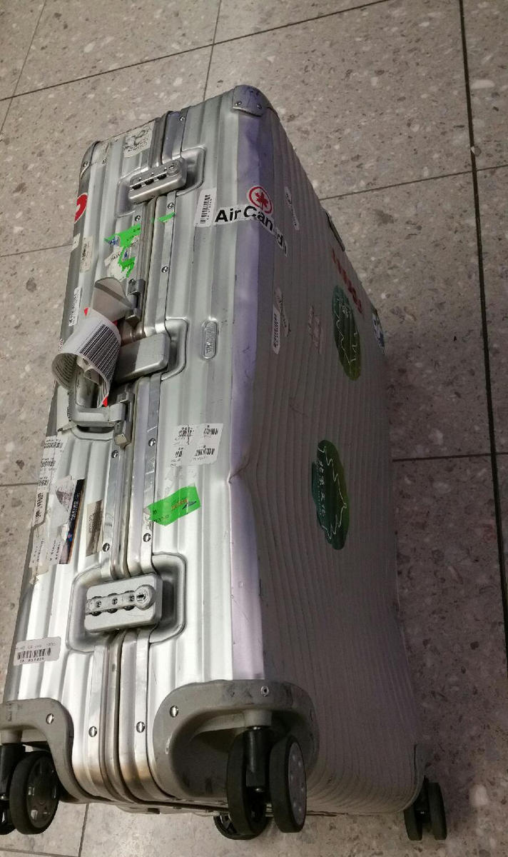 <em>女</em>主持<em>人</em>暴怒 旅行<em>箱</em>遭野蛮托运_社会_环球