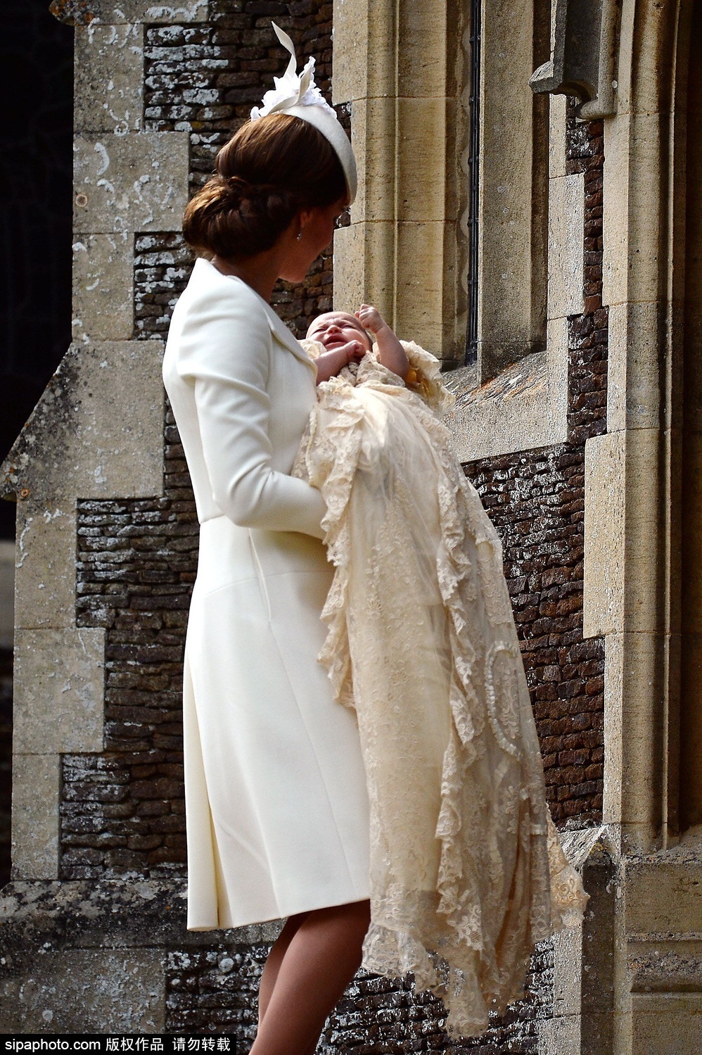 英国夏洛特小公主即将受洗 众多王室成员出席