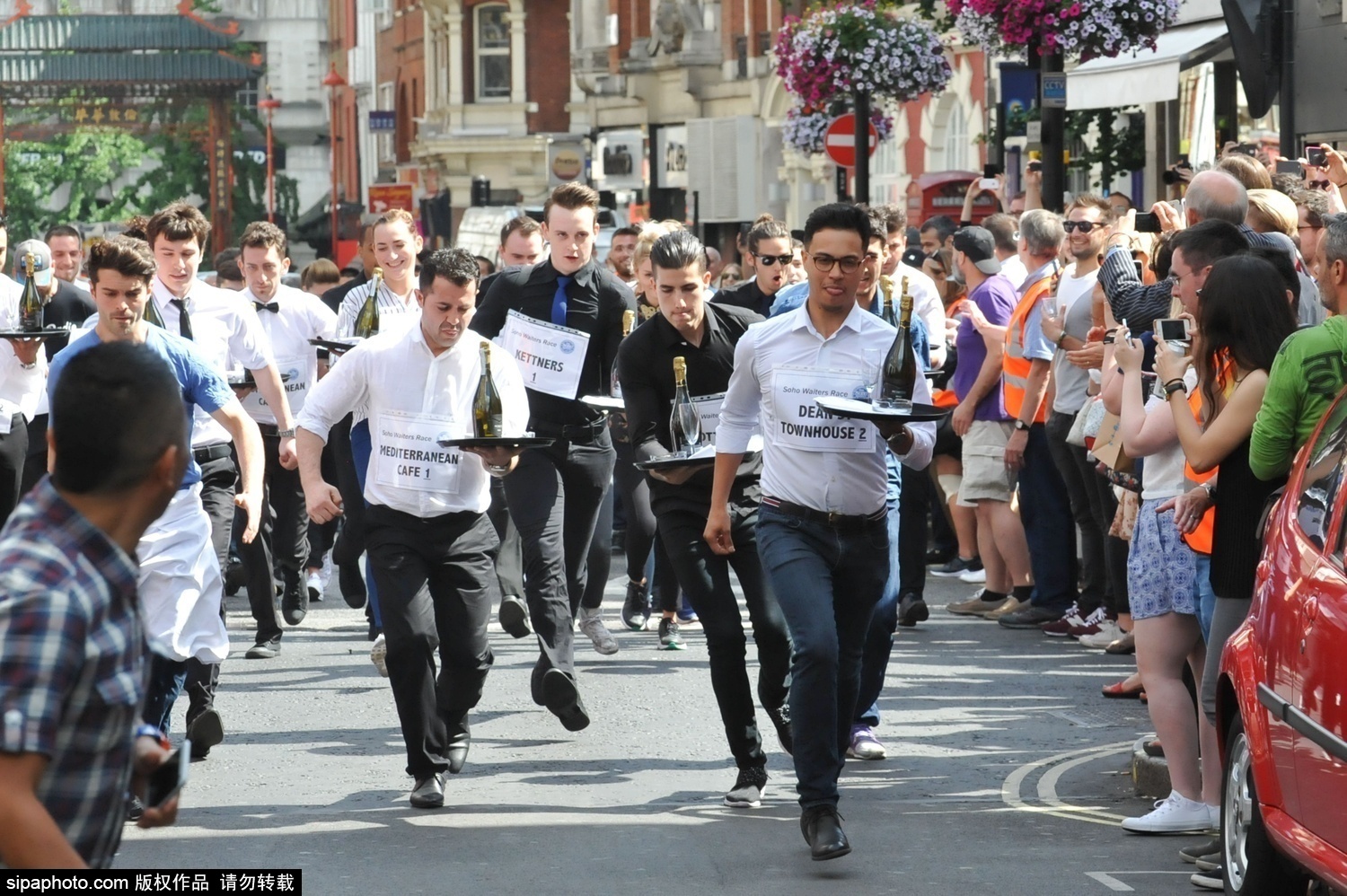 英国伦敦举行服务员赛跑大赛 举托盘香槟狂奔