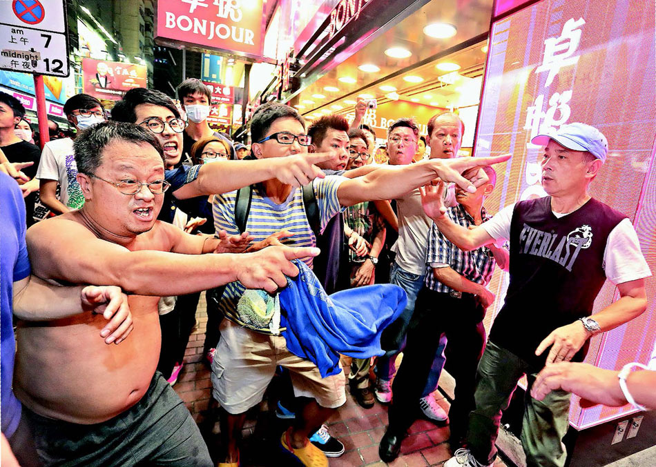香港本土派抗议内地广场舞大妈 但也有人付钱