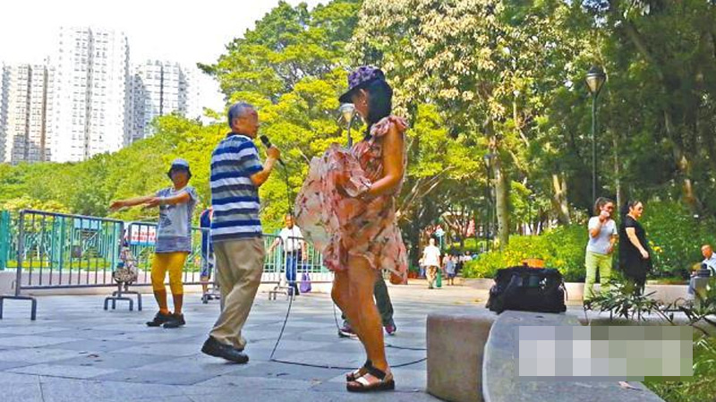 香港本土派抗议内地广场舞大妈 但也有人付钱