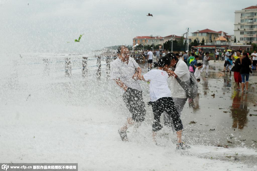 台风灿鸿过境青岛 游客冒险观巨浪