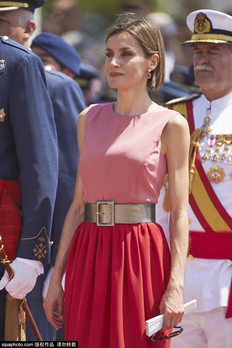 西班牙王妃清凉装出席空军学院毕业典礼