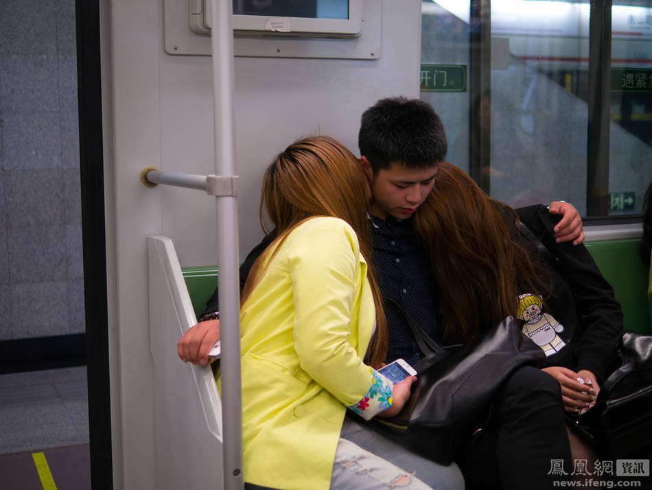 地铁上的接吻的男男女女