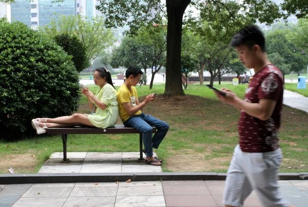 老外也是醉了:为藏小三 很多中国人砸手机