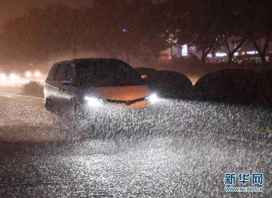 北京暴雨如泼水民众看海 布暴雨黄色预警