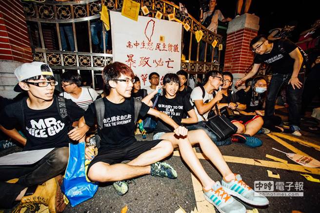 反课纲学生自杀震动台湾 学生夜攻教育部