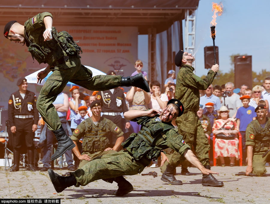 俄罗斯伞兵日庆祝活动 空降部队劈砖格斗展硬汉风采