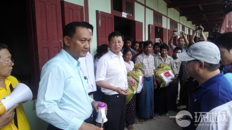 中国驻缅大使飞赴缅甸灾区看望灾民并捐赠物资