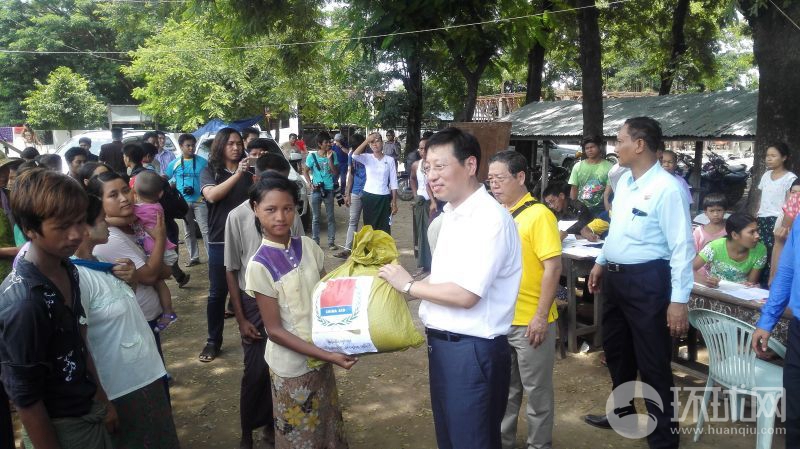 中国驻缅大使飞赴缅甸灾区看望灾民并捐赠物资