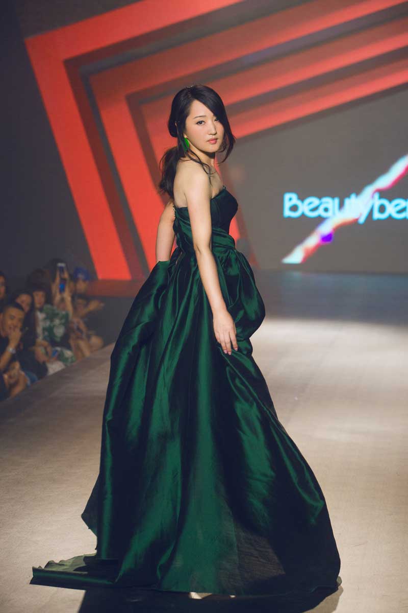 《 偶像来了 》华丽空降芭莎爱秀之夜时装秀现场