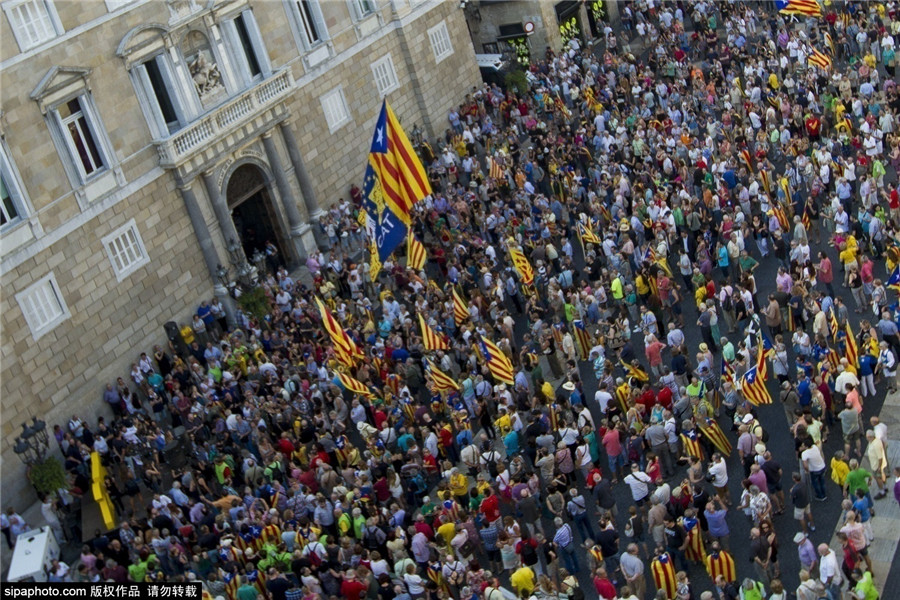 西班牙:成千上万民众集会支持加泰罗尼亚地区