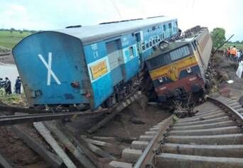 印度两列火车同一地点脱轨 致27名乘客遇难(图)