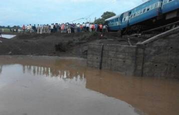 印度两列火车同一地点脱轨 致27名乘客遇难(图)