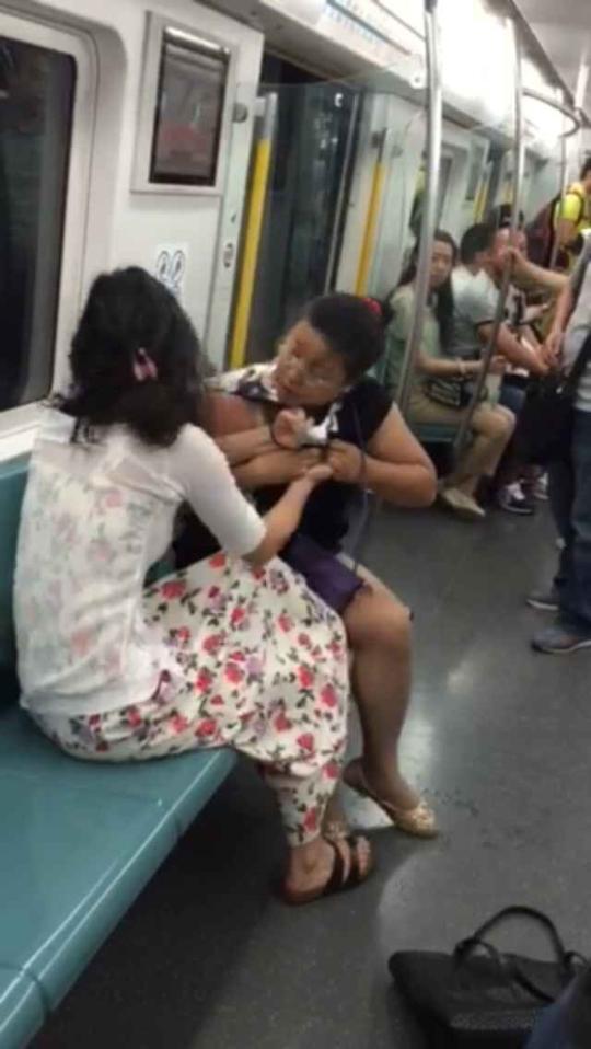 北京地铁两女子为抢座上演撕衣大战