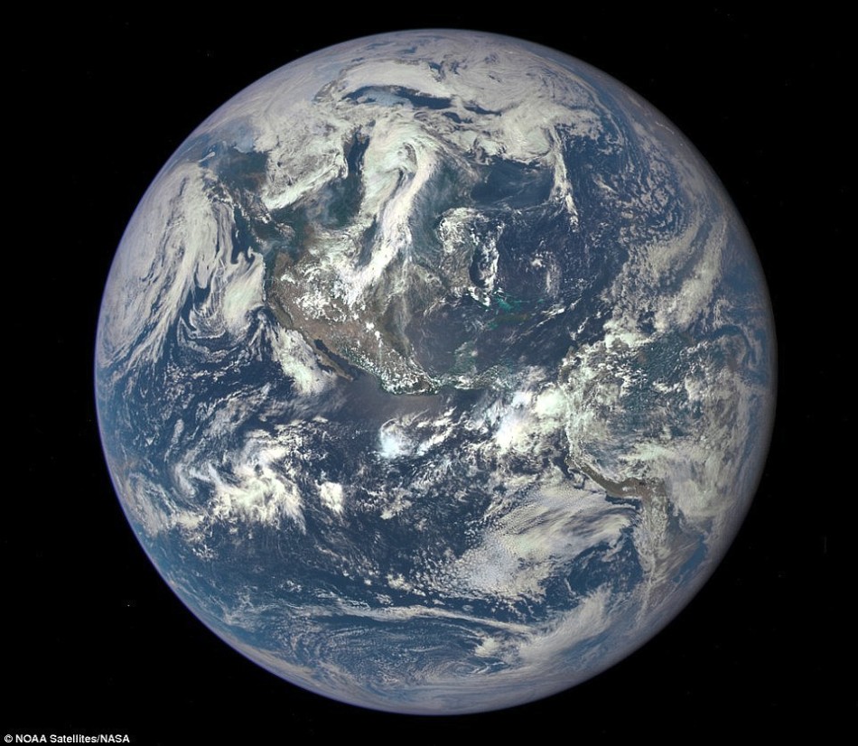 卫星160万公里外拍月球经过地球:可见月球背面_科技_环球网