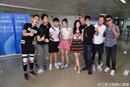 谢娜助阵张杰对抗 鹿晗  《 真心英雄 》同台秀恩