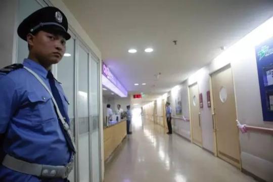 探访天津泰达医院:走廊有保安看守