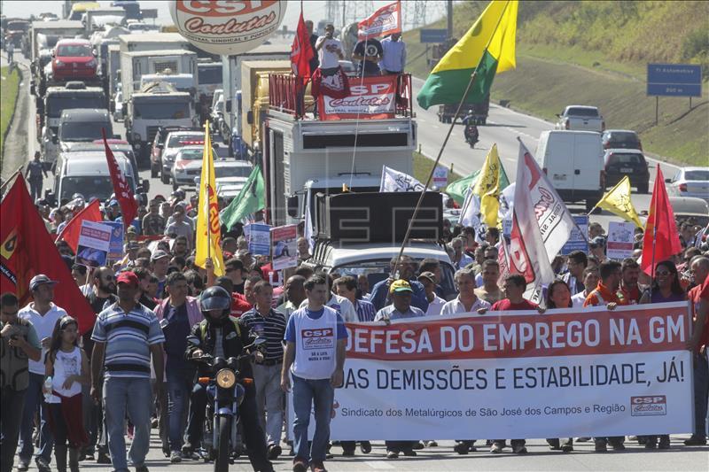 通用巴西数千员工游行 抗议公司裁员