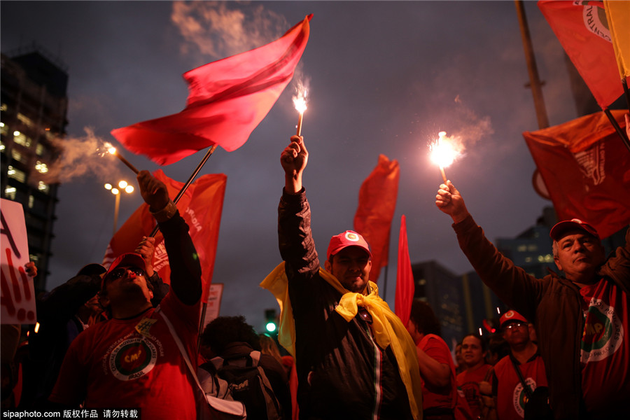 巴西：圣保罗上万人游行示威 力挺总统罗塞夫反对弹劾