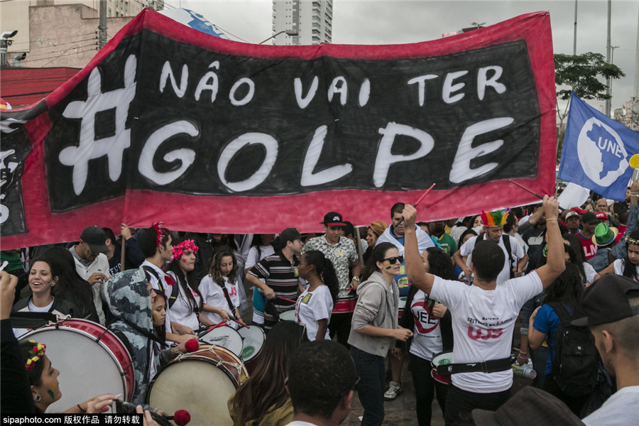 巴西：圣保罗上万人游行示威 力挺总统罗塞夫反对弹劾