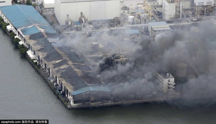 日本一钢铁厂爆炸并引发火灾 world.huanqiu.com