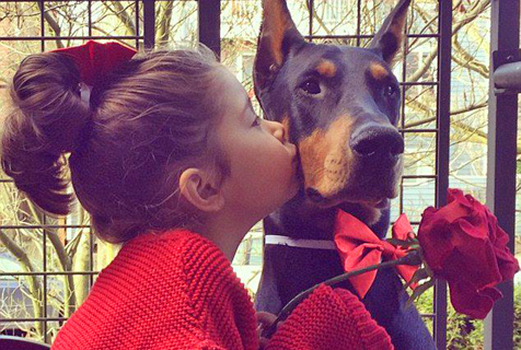 女孩与爱犬形影不离