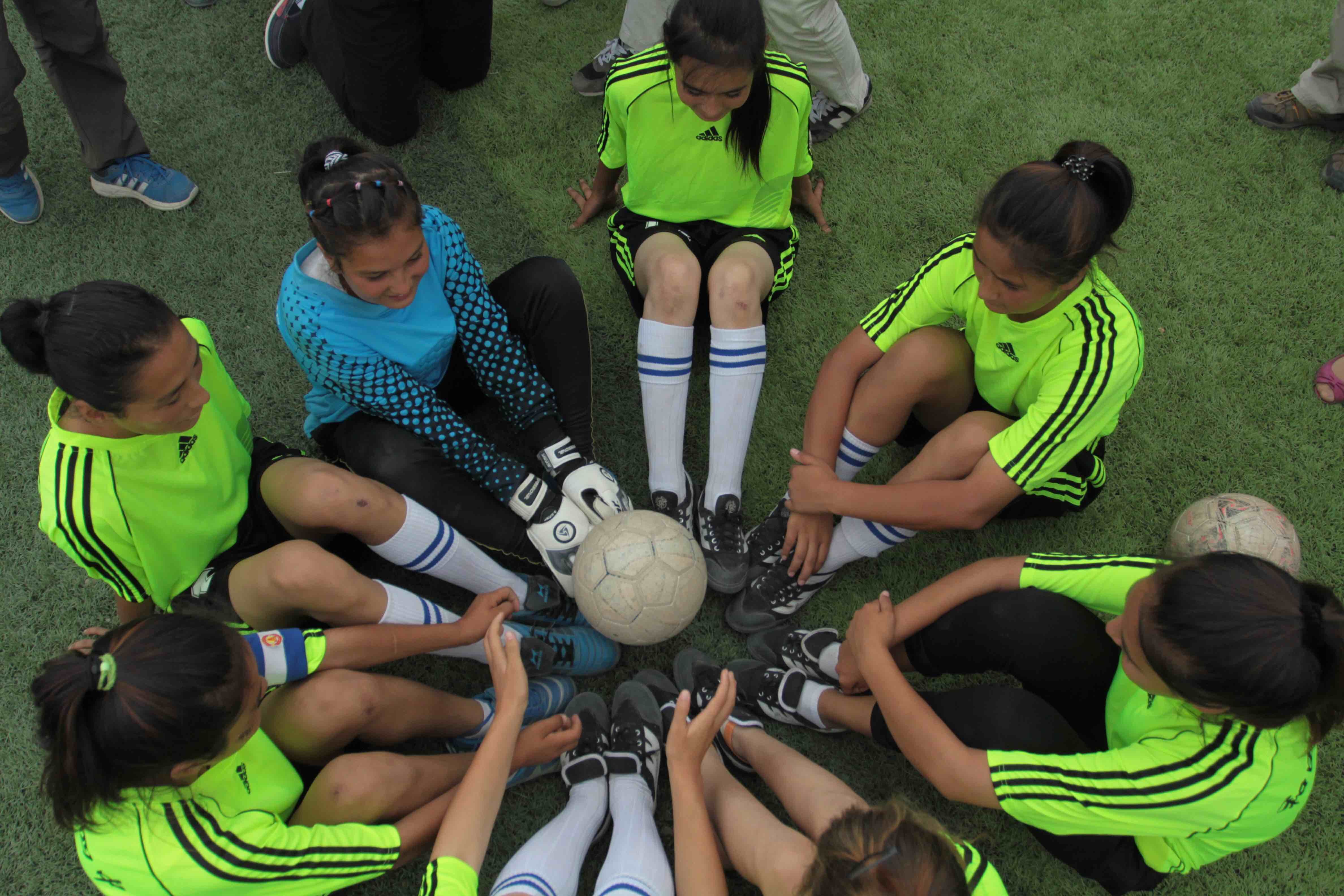 在和田感受新疆足球:初中女孩击败记者联队