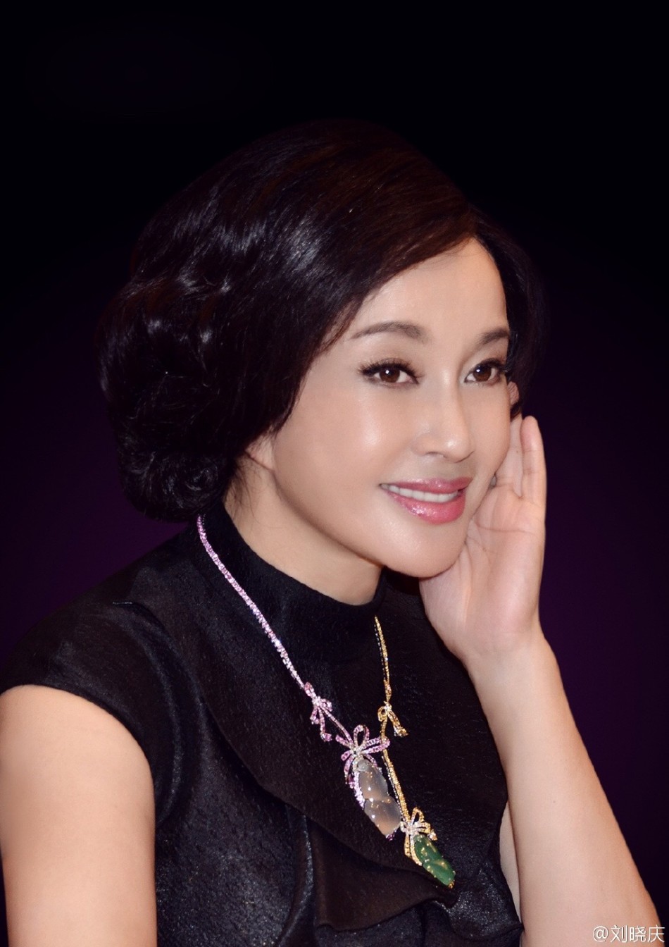 60岁 刘晓庆穿花棉袄 配短裙 裙角被风吹起_娱乐