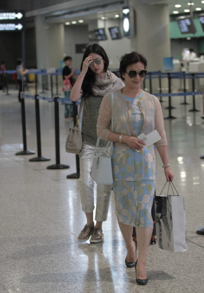 刘亦菲与妈妈现身机场 高颜值母女超养眼