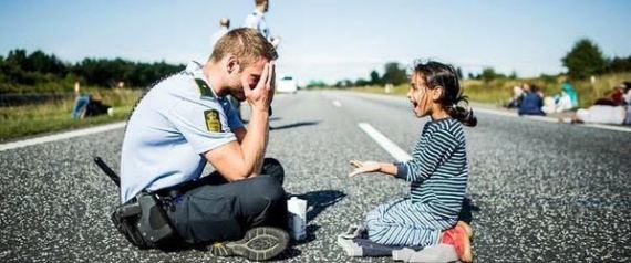 丹麦警官与叙小难民玩游戏感人画面遭误读