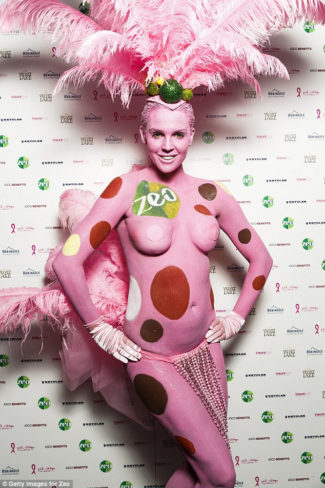 英名模丹尼尔洛伊德出席乳腺癌宣传活动 全裸