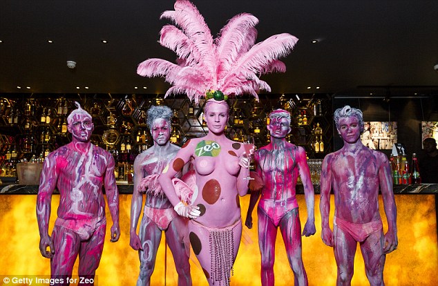 英名模丹尼尔洛伊德出席乳腺癌宣传活动 全裸