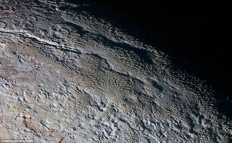 冥王星表面发现数量众多小型凹坑:似神秘虫洞