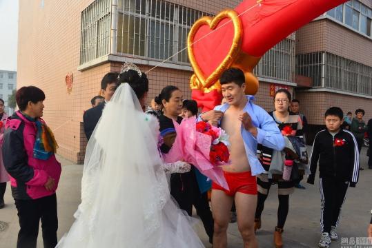新郎裸上身迎娶<em>新娘</em> 凉秋时节仅着红<em>内裤</em>_社会