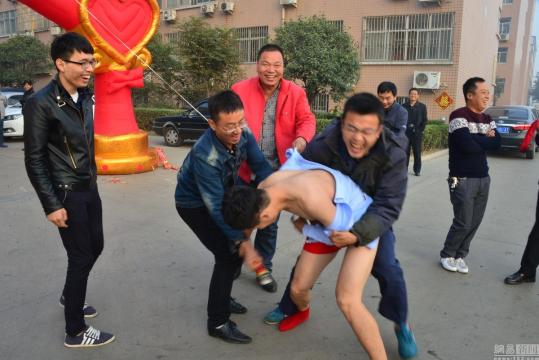 新郎裸上身迎娶<em>新娘</em> 凉秋时节仅着红<em>内裤</em>_社会