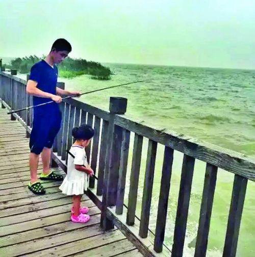 上海80后父亲卖房买房车 带2岁女儿环游全球