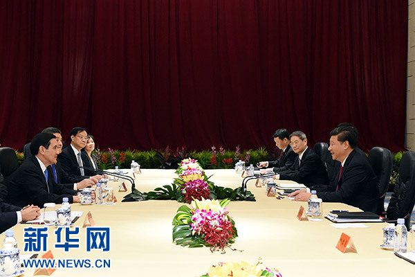 11月7日，两岸领导人会面在新加坡香格里拉大酒店举行。这是习近平同马英九在交谈。 新华社记者饶爱民摄