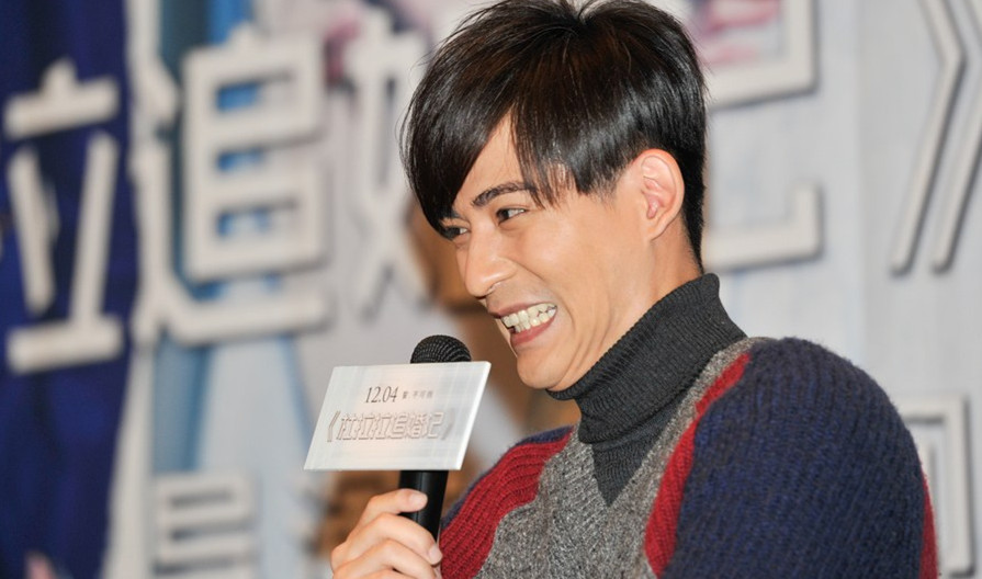 周渝民婚后首亮相 晒婚戒笑得合不拢嘴